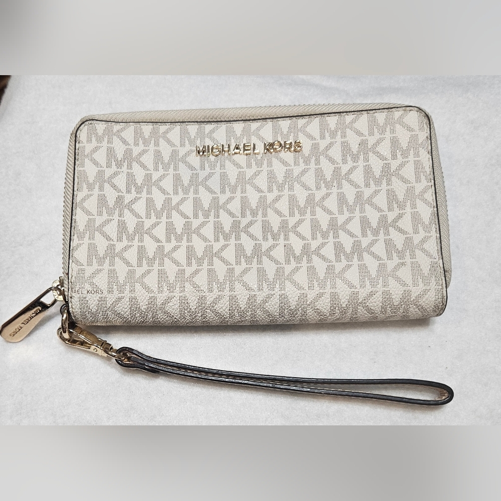 💥Reduced💥Michael Kors Beige Monogram Wristlet